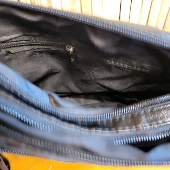 Volganik Rock Crossbody Purse Black NEW - Picture 7 of 8